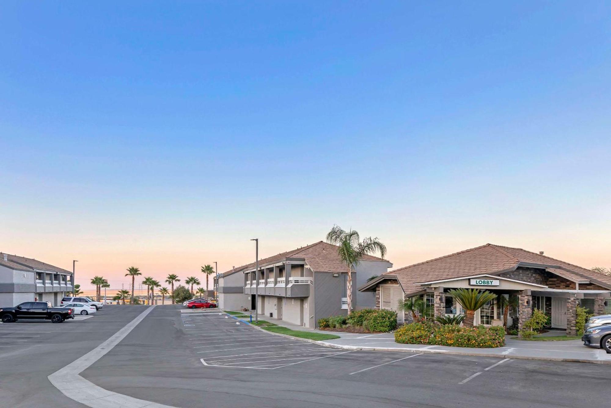 Quality Inn Kettleman City near Hwy 41 Bagian luar foto