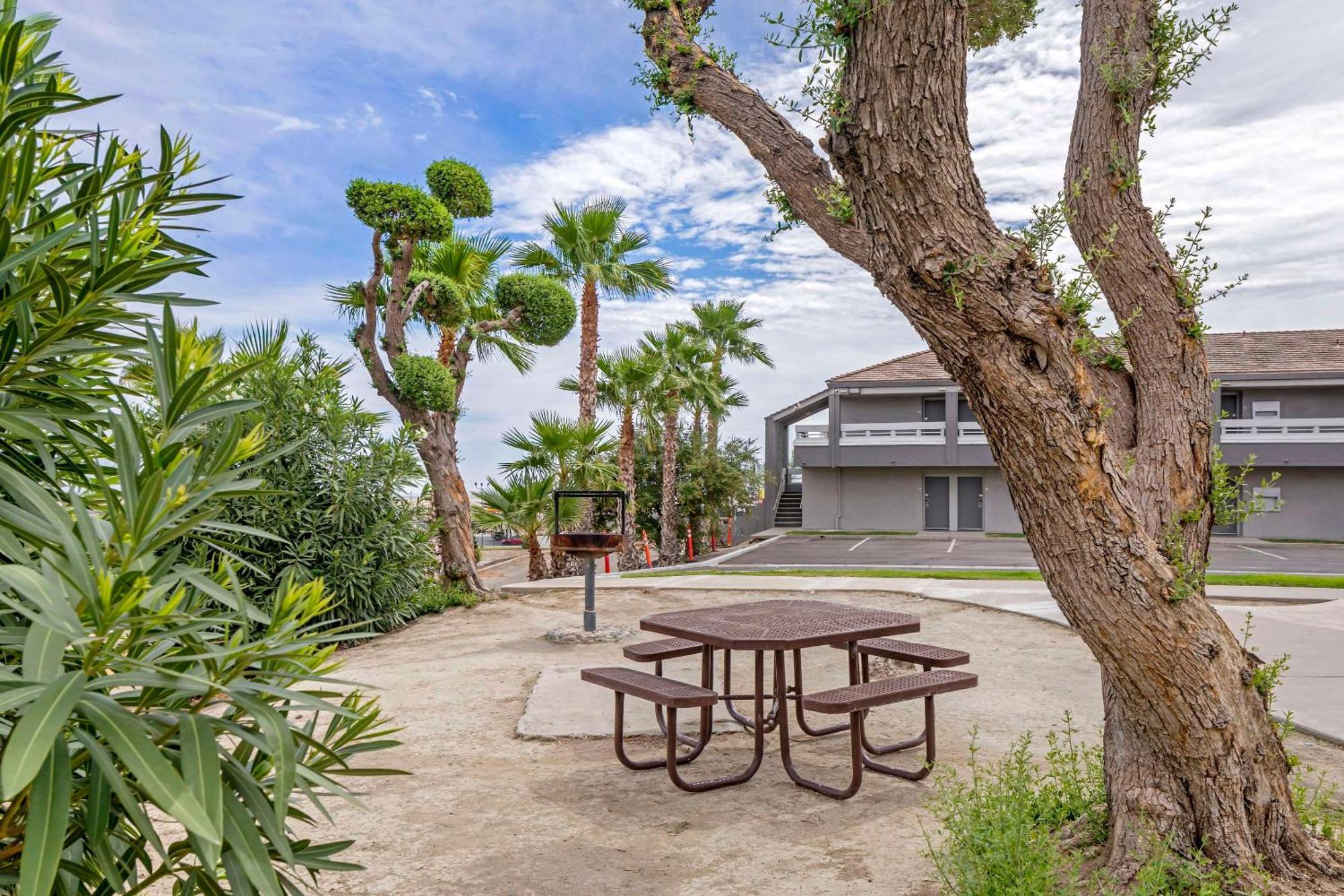 Quality Inn Kettleman City near Hwy 41 Bagian luar foto